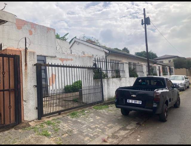 3 BEDROOM HOUSE FOR SALE IN BEZUIDENHOUT VALLEY
